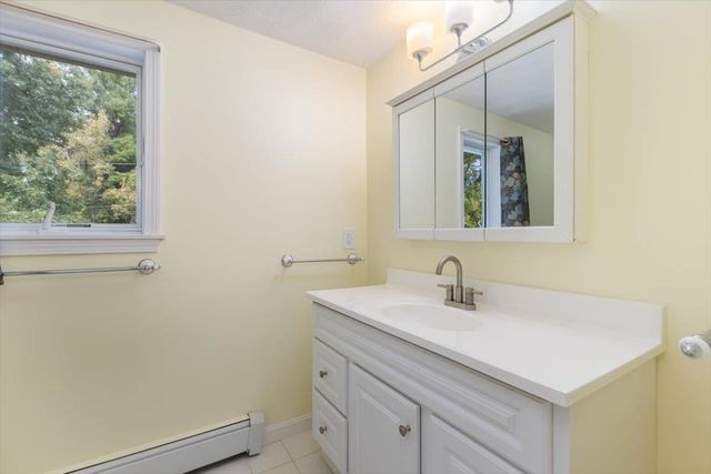 8 Homestead Drive, Raymond, NH 03077