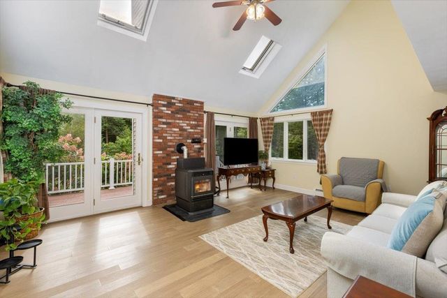 8 Homestead Drive, Raymond, NH 03077