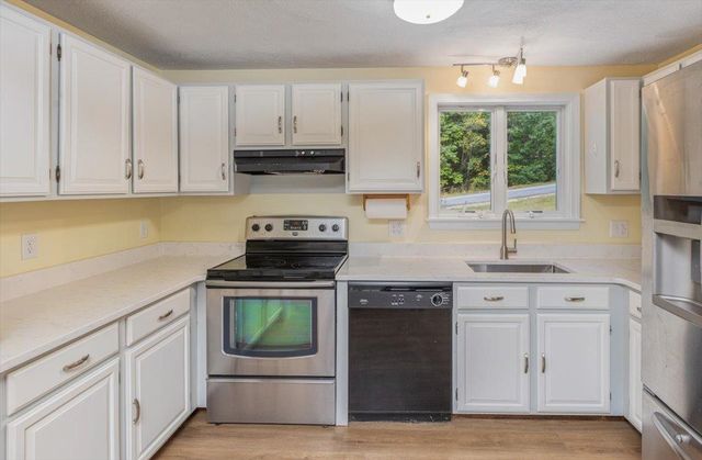 8 Homestead Drive, Raymond, NH 03077