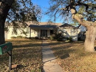 413 E Meredith Street, Marshall, TX 75670