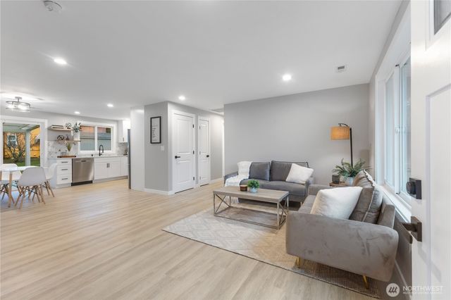 604 NE Valley Oak Drive, Bremerton, WA 98311