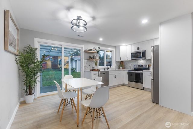 604 NE Valley Oak Drive, Bremerton, WA 98311