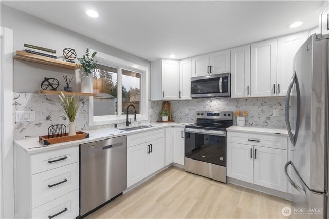 604 NE Valley Oak Drive, Bremerton, WA 98311