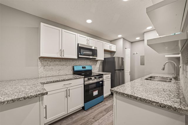 7600 Emmett F Lowry Expressway 313, Texas City, TX 77591