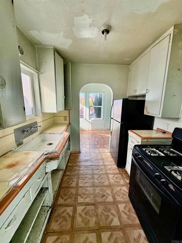 5202 Gifford Avenue, Maywood, CA 90270