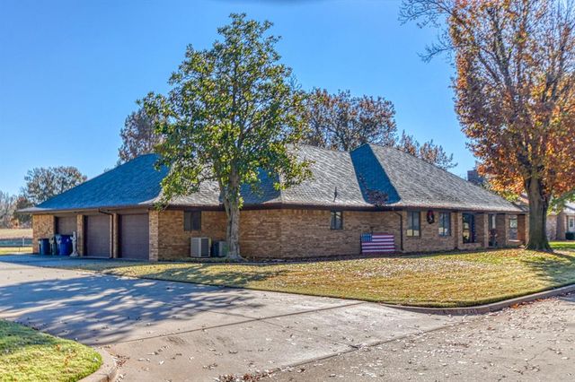 2819 Country Club Drive, Chickasha, OK 73018