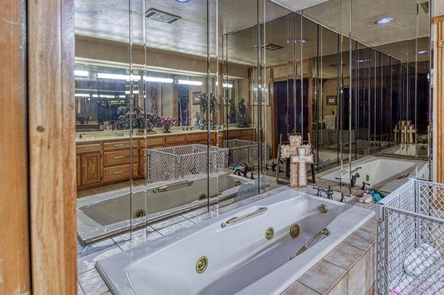 2819 Country Club Drive, Chickasha, OK 73018