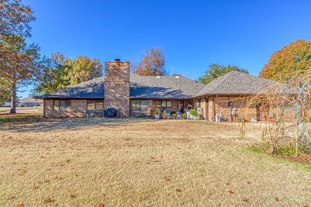 2819 Country Club Drive, Chickasha, OK 73018