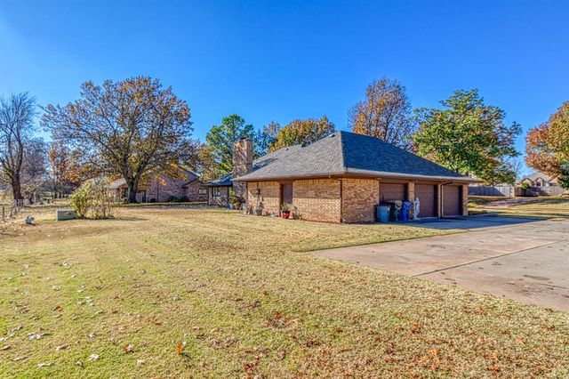 2819 Country Club Drive, Chickasha, OK 73018