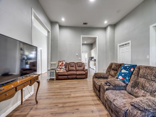 900 W Owings Street, Denison, TX 75020