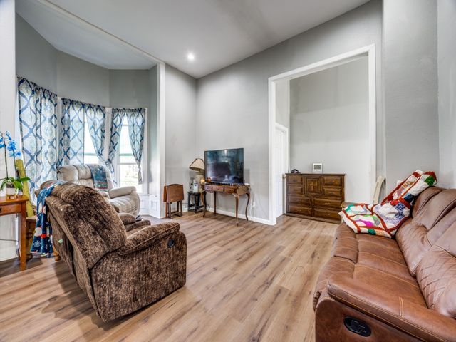 900 W Owings Street, Denison, TX 75020