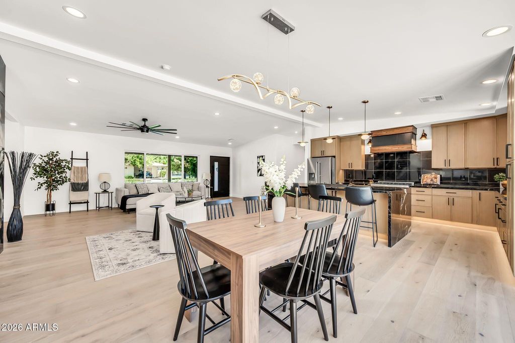 Image 15 of property listing at 5125 E MULBERRY Drive, Phoenix, AZ 85018