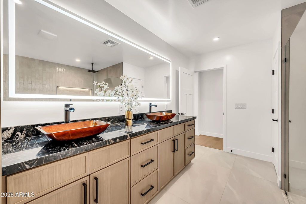 Image 27 of property listing at 5125 E MULBERRY Drive, Phoenix, AZ 85018