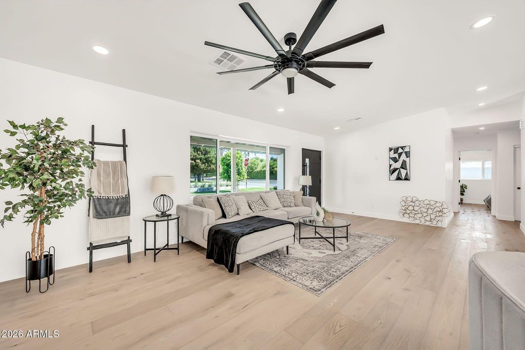 Image 9 of property listing at 5125 E MULBERRY Drive, Phoenix, AZ 85018