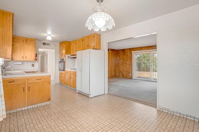 758 E Dovewood Lane, Fresno, CA 93710