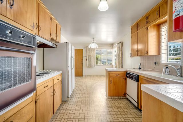 758 E Dovewood Lane, Fresno, CA 93710