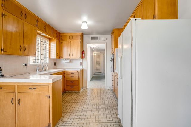 758 E Dovewood Lane, Fresno, CA 93710