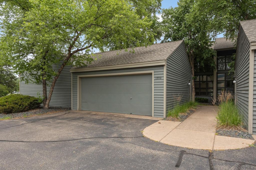 1359 Spencer Road W 1359, Saint Paul, MN 55108 — exterior