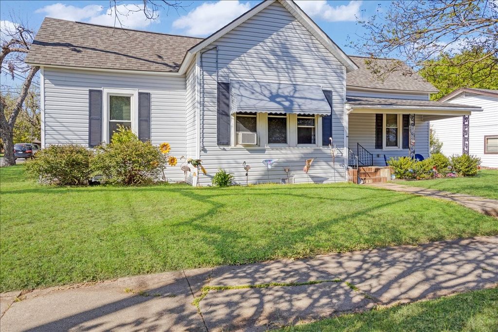 1231 W Woodard Street, Denison, TX 75020