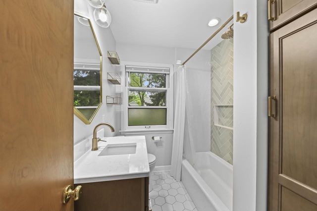 215 Leanore LANE, Brookfield, WI 53005