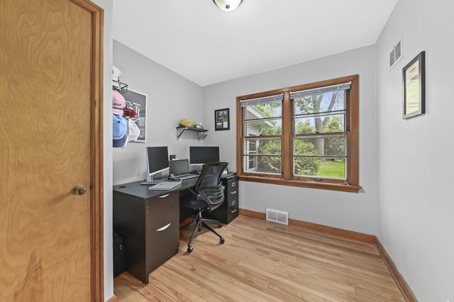 215 Leanore LANE, Brookfield, WI 53005