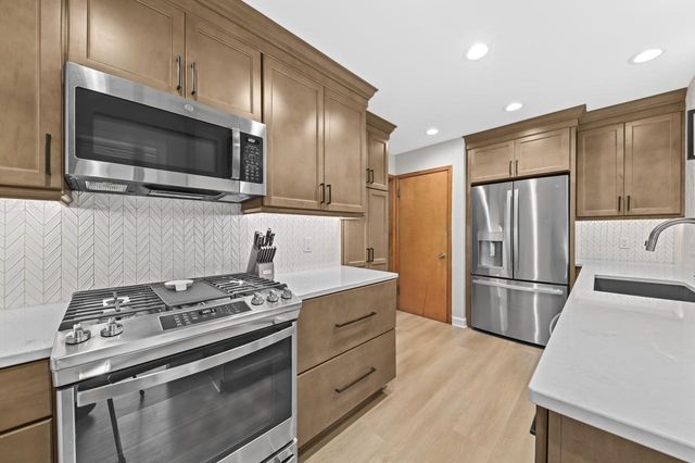 215 Leanore LANE, Brookfield, WI 53005
