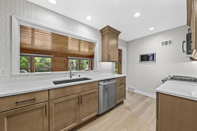 215 Leanore LANE, Brookfield, WI 53005