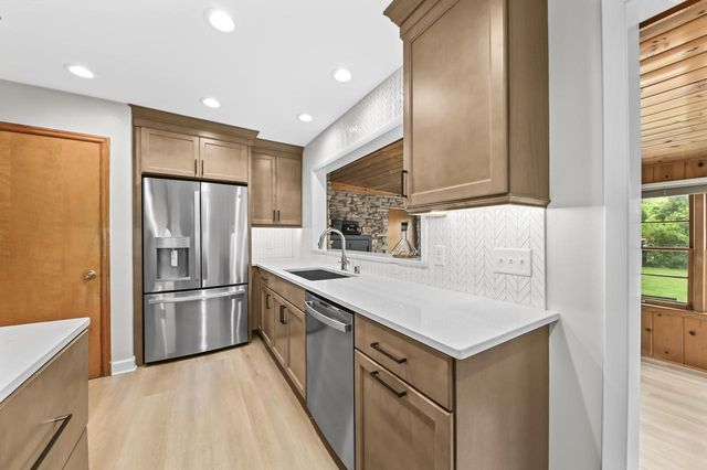 215 Leanore LANE, Brookfield, WI 53005