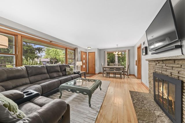 215 Leanore LANE, Brookfield, WI 53005