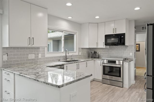 6540 Alderley Way, West Bloomfield, MI 48322