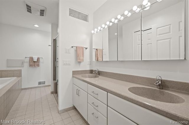 6540 Alderley Way, West Bloomfield, MI 48322