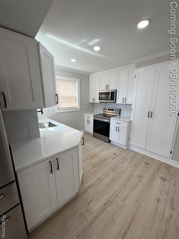 27390 Elmhurst Street, Roseville, MI 48066
