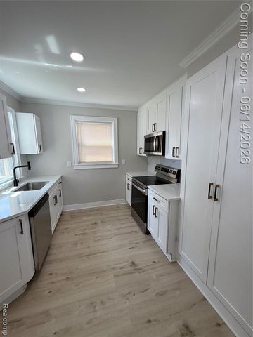 27390 Elmhurst Street, Roseville, MI 48066