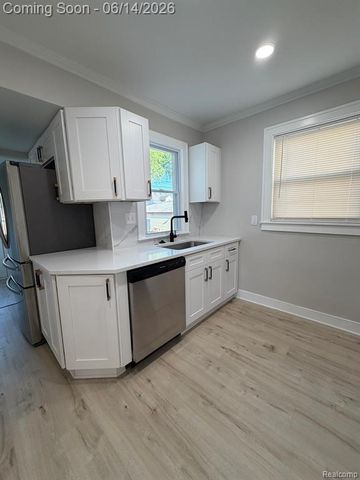 27390 Elmhurst Street, Roseville, MI 48066