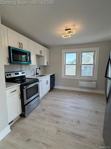 27390 Elmhurst Street, Roseville, MI 48066