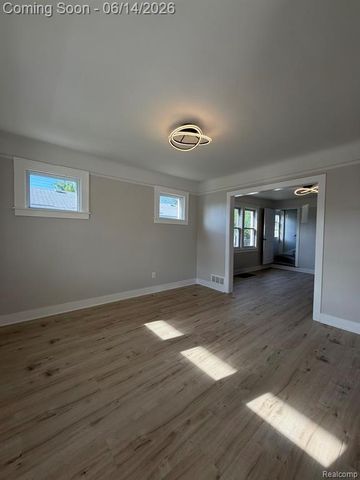 27390 Elmhurst Street, Roseville, MI 48066