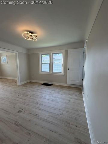 27390 Elmhurst Street, Roseville, MI 48066