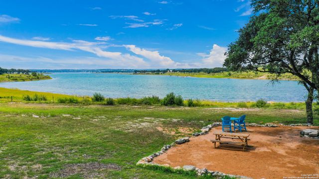 189 SHIMMERING SHORE CT, Spring Branch, TX 78070