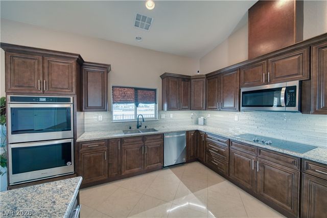 2890 Oakleaf Avenue, Pahrump, NV 89048