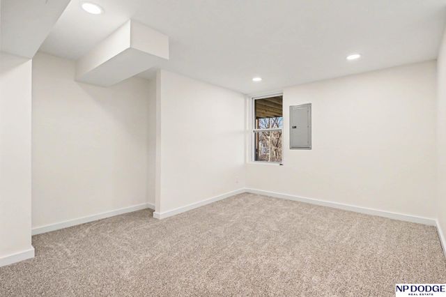 7718 Davis Circle, Omaha, NE 68134