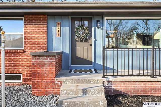 7718 Davis Circle, Omaha, NE 68134