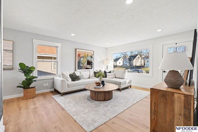 7718 Davis Circle, Omaha, NE 68134