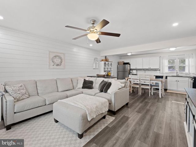 5 TRINITY PL, Barrington, NJ 08007