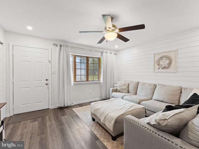 5 TRINITY PL, Barrington, NJ 08007