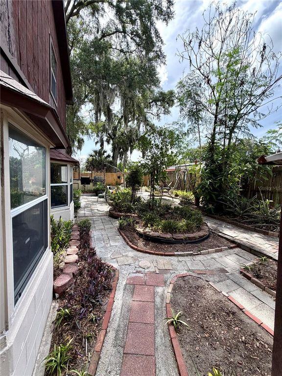 Image 9 of property listing at 5832 ELON DRIVE, Orlando, FL 32808