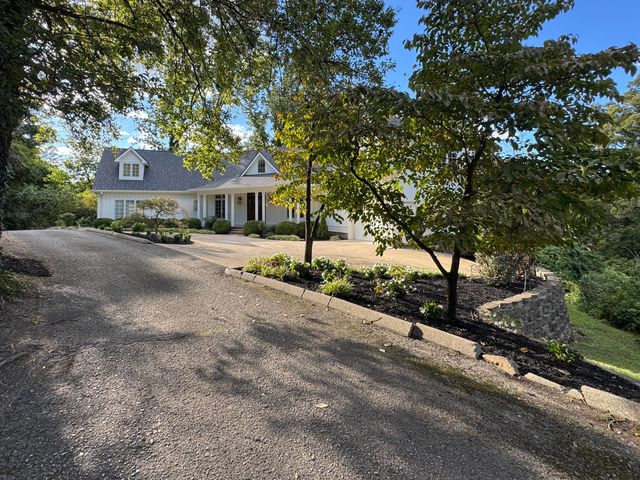 1117 Winding Oaks Way, Chattanooga, TN 37405