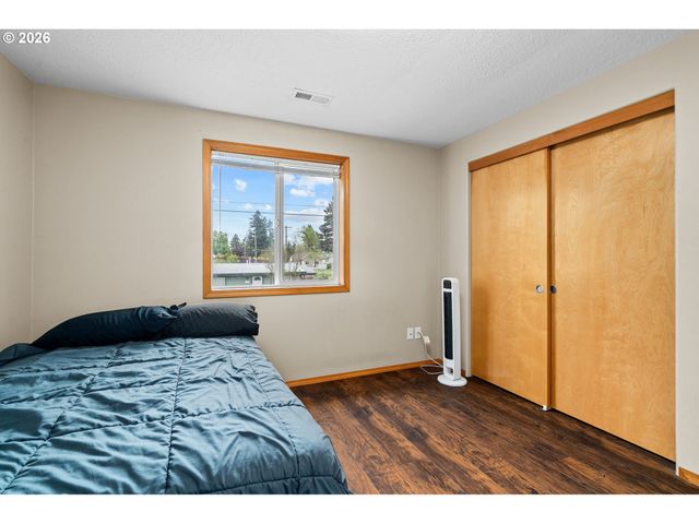 6608 Se OGDEN St, Portland, OR 97206