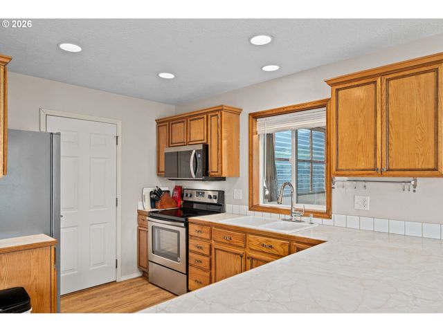 6608 Se OGDEN St, Portland, OR 97206