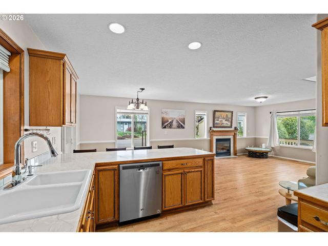 6608 Se OGDEN St, Portland, OR 97206