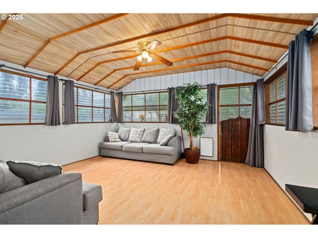 6608 Se OGDEN St, Portland, OR 97206